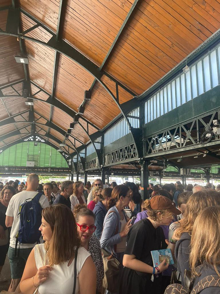 Foule sous la halle du marché de La Garenne-Colombes